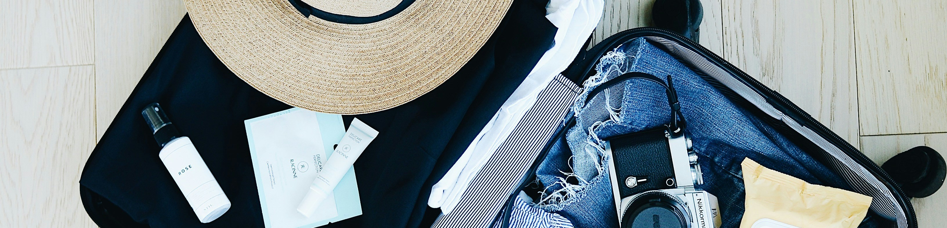 Maleta con sombrero y ropa.